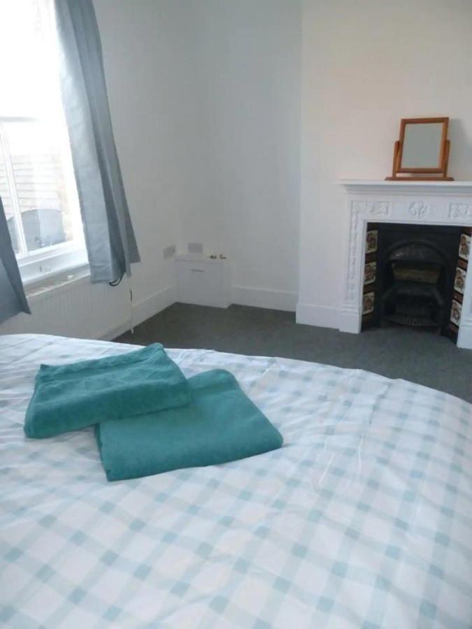 Top Floor Flat With Sea View Херн Бей Екстериор снимка