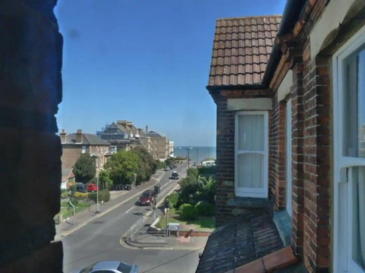 Top Floor Flat With Sea View Херн Бей Екстериор снимка